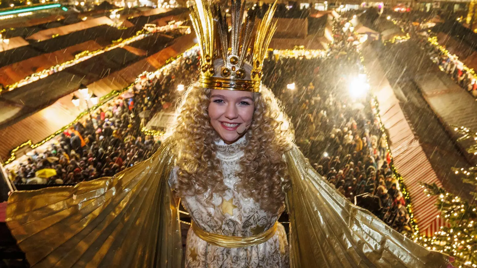 Vor vielen Tausend Besucherinnen und Besuchern eröffnet das Nürnberger Christkind traditionell den Markt. (Archivbild) (Foto: Daniel Karmann/dpa)