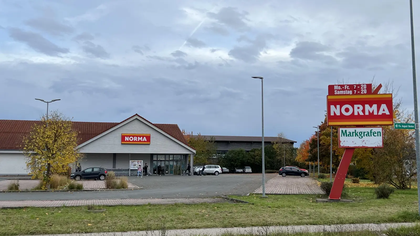 Der Discounter und der Getränkemarkt am nördlichen Ortsrand möchten ihre Räumlichkeiten erweitern. Dafür hat der Gemeinderat das Bebauungsplan-Änderungsverfahren eingeleitet. (Foto: Yvonne Neckermann)