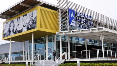 Im Grammy Museum Mississippi widmet sich eine neue Ausstellung der Karriere der 14-fachen Grammy-Gewinnerin Taylor Swift. (Foto: Visit Mississippi/dpa-tmn)