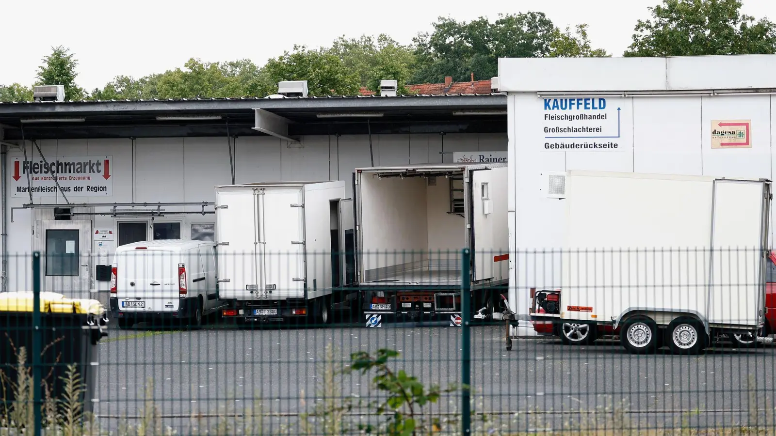 Zwei Tierärztinnen stehen im Zusammenhang mit dem Skandal um den Schlachthof Aschaffenburg vor Gericht. (Archivbild) (Foto: Heiko Becker/dpa)