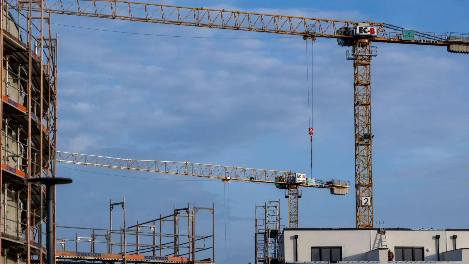 Die Genehmigungen für neue Wohnungen gehen weiter zurück. (Archivbild) (Foto: Monika Skolimowska/dpa)