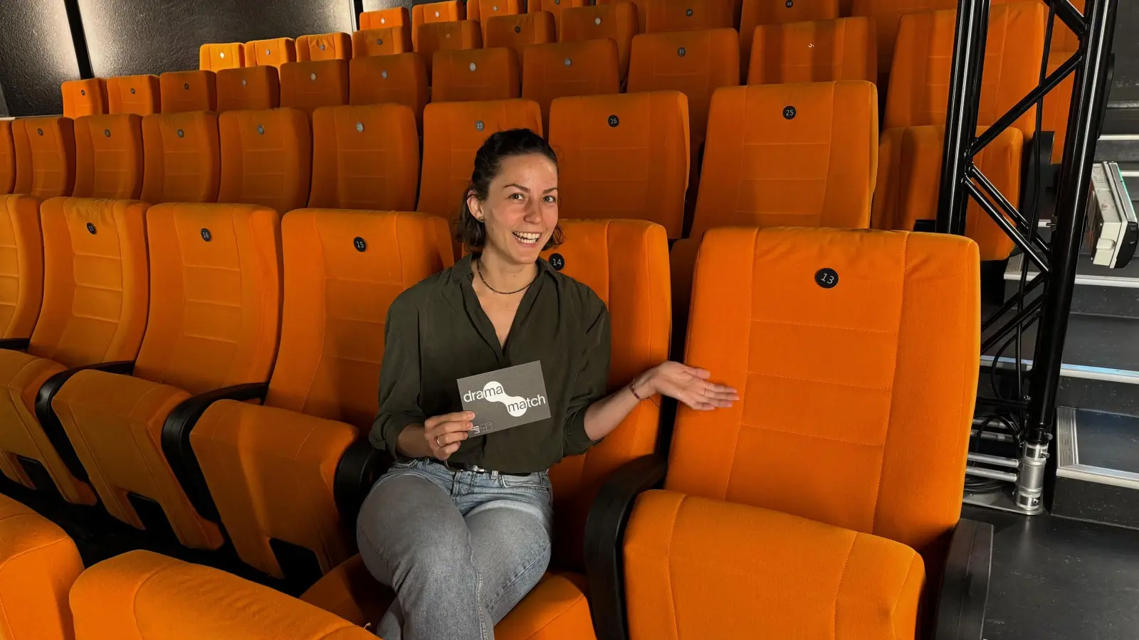 Hier könnte die künftige Drama-Begleitung sitzen: Verena Trottmann vom Team des Theater Ansbach im Kleinen Haus, das nach wie vor bespielt wird. (Foto: Lara Hausleitner)