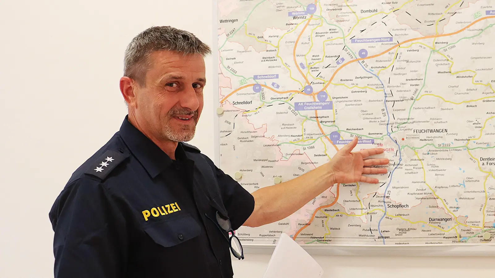 Heinz Lechler, Verkehrsexperte der Polizei Feuchtwangen, zeigt auf den Kreisverkehr der Dinkelsbühler mit der Schopflocher Straße: Durch Umbauten wurden viele Unfallschwerpunkte entschärft. (Foto: Antonia Müller)