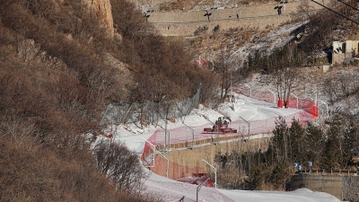 Eine Skipiste im Nationalen Ski-Alpin-Zentrum wird vorbereitet. (Foto: Michael Kappeler/dpa)