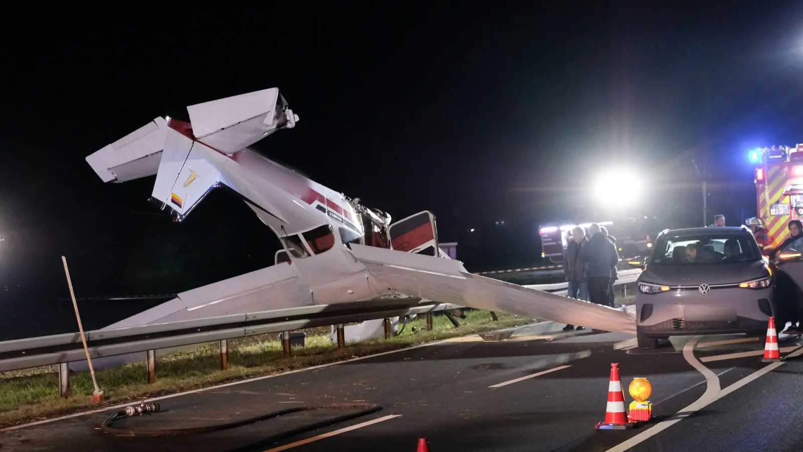 Vor der missglückten Landung touchierte das Flugzeug ein Auto. Dann kam die Cessna auf dem Dach zum Liegen.  (Foto: Pascal Höfig/NEWS5/dpa)