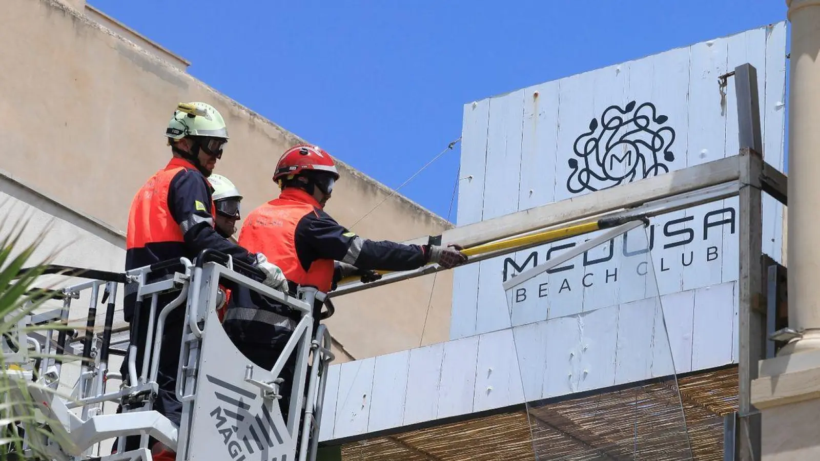 Feuerwehrleute arbeiten nach dem Einsturz am Gebäude des Medusa Beach Club auf Mallorca. (Foto: Clara Margais/dpa)