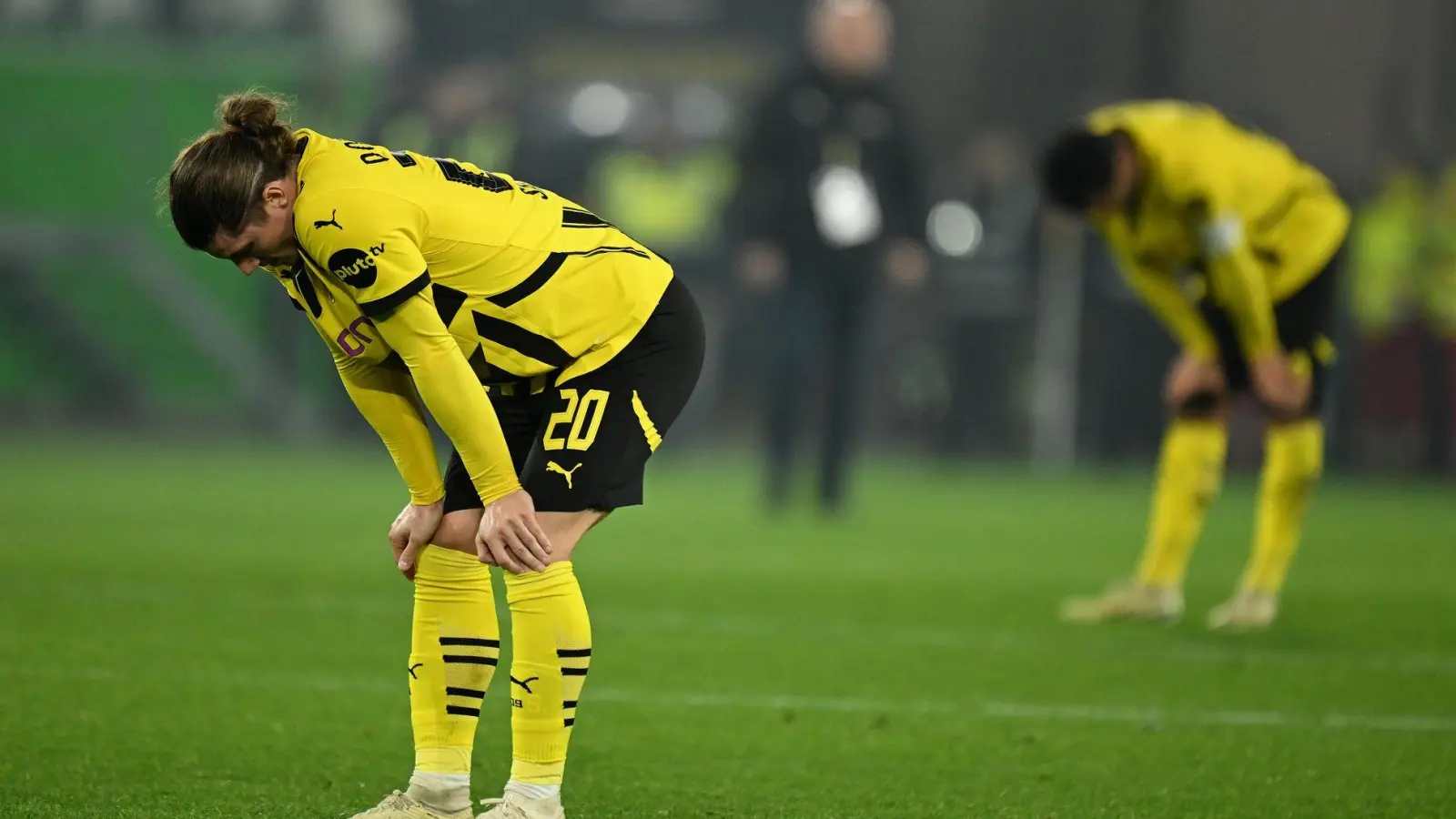 Dortmund in der Krise: Marcel Sabitzer steht nach dem Pokal-Aus in Wolfsburg enttäuscht auf dem Feld. (Foto: Swen Pförtner/dpa)