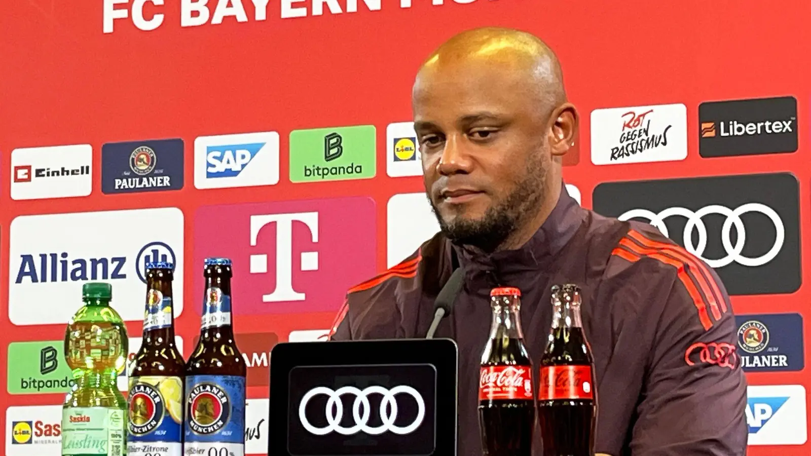 Zu einzelnen Spielern hält sich Kompany zurück. (Foto: Christian Kunz/dpa)