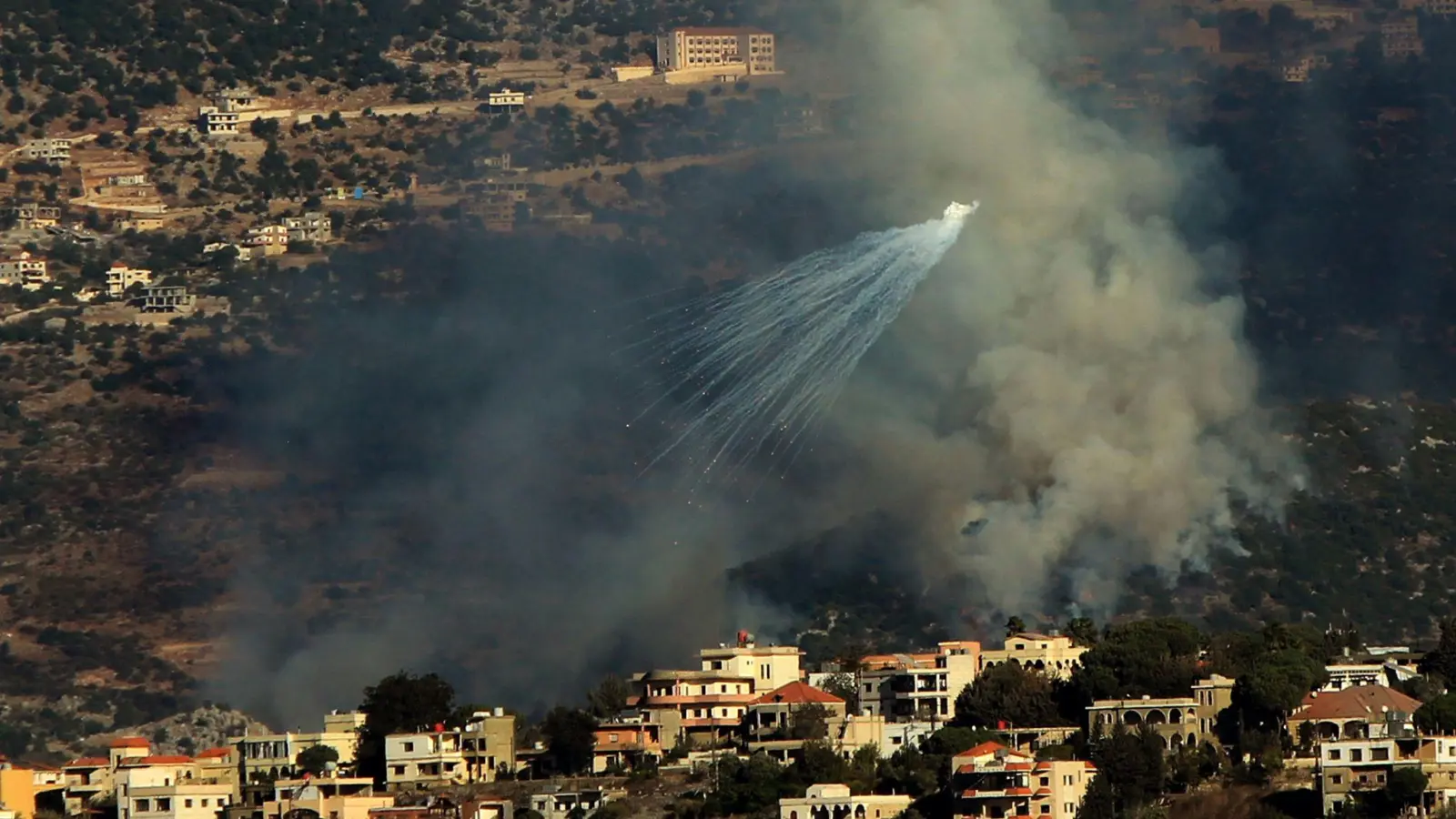 Israel und die Hisbollah liefern sich seit einem Jahr Beschuss - die Hisbollah nach eigener Darstellung aus Solidarität mit der Hamas, die Israel angegriffen hatte und gegen die Israel seitdem Krieg im Gazastreifen führt. (Foto: -/dpa)