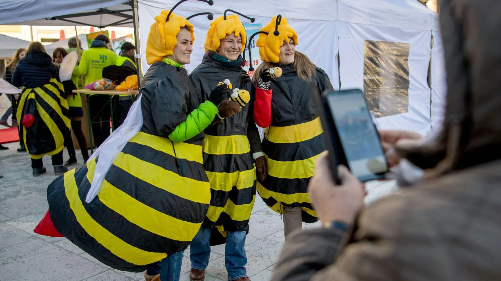 „Rettet die Bienen“: Unter dem Motto wurde in Bayern einst - teils mit, teils ohne Kostüm - für mehr Artenschutz demonstriert. (Archiv-Foto) (Foto: Lino Mirgeler/dpa)