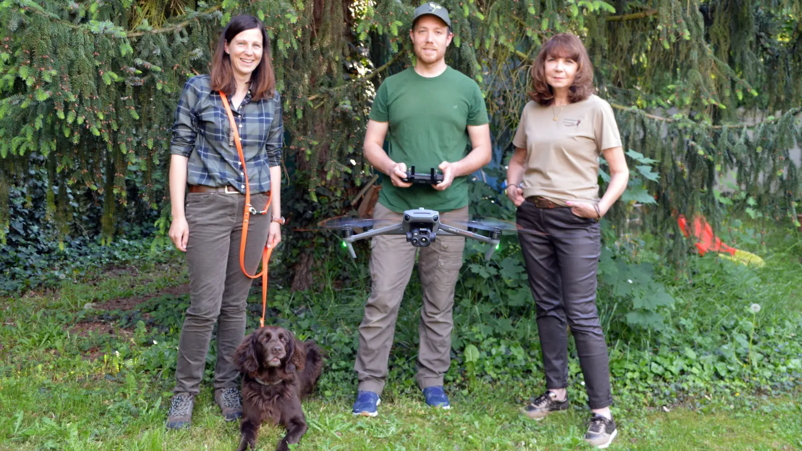 Unterstützen Landwirte bei der Suche nach Rehkitzen vor der Mahd (von links): Katrin Stahl mit Hündin Isi, Kristof Matthes und Elfi Sappa. (Foto: Johannes Zimmermann)