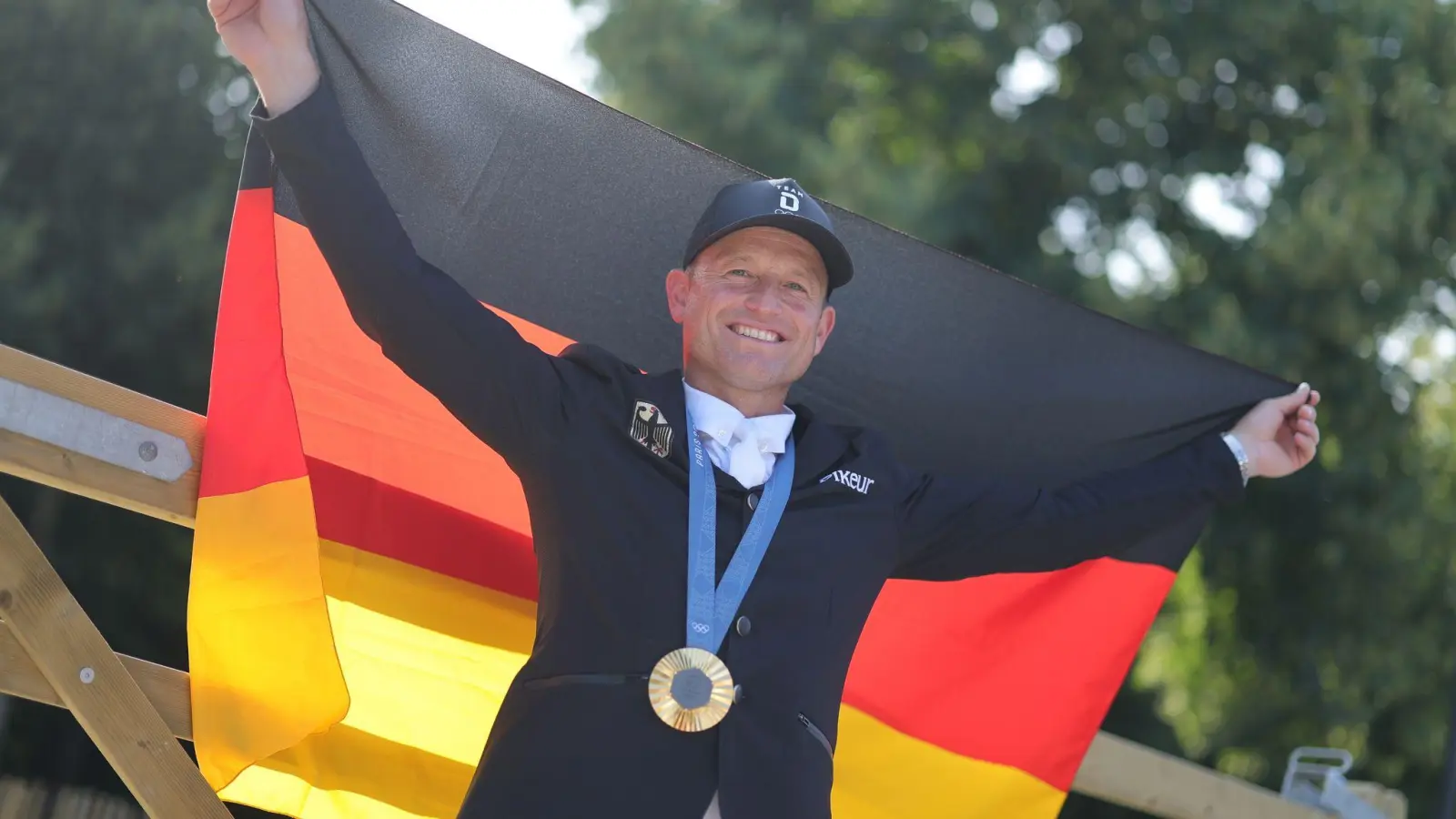 MIchael Jung feiert sein viertes Olympia-Gold. (Foto: Rolf Vennenbernd/dpa)