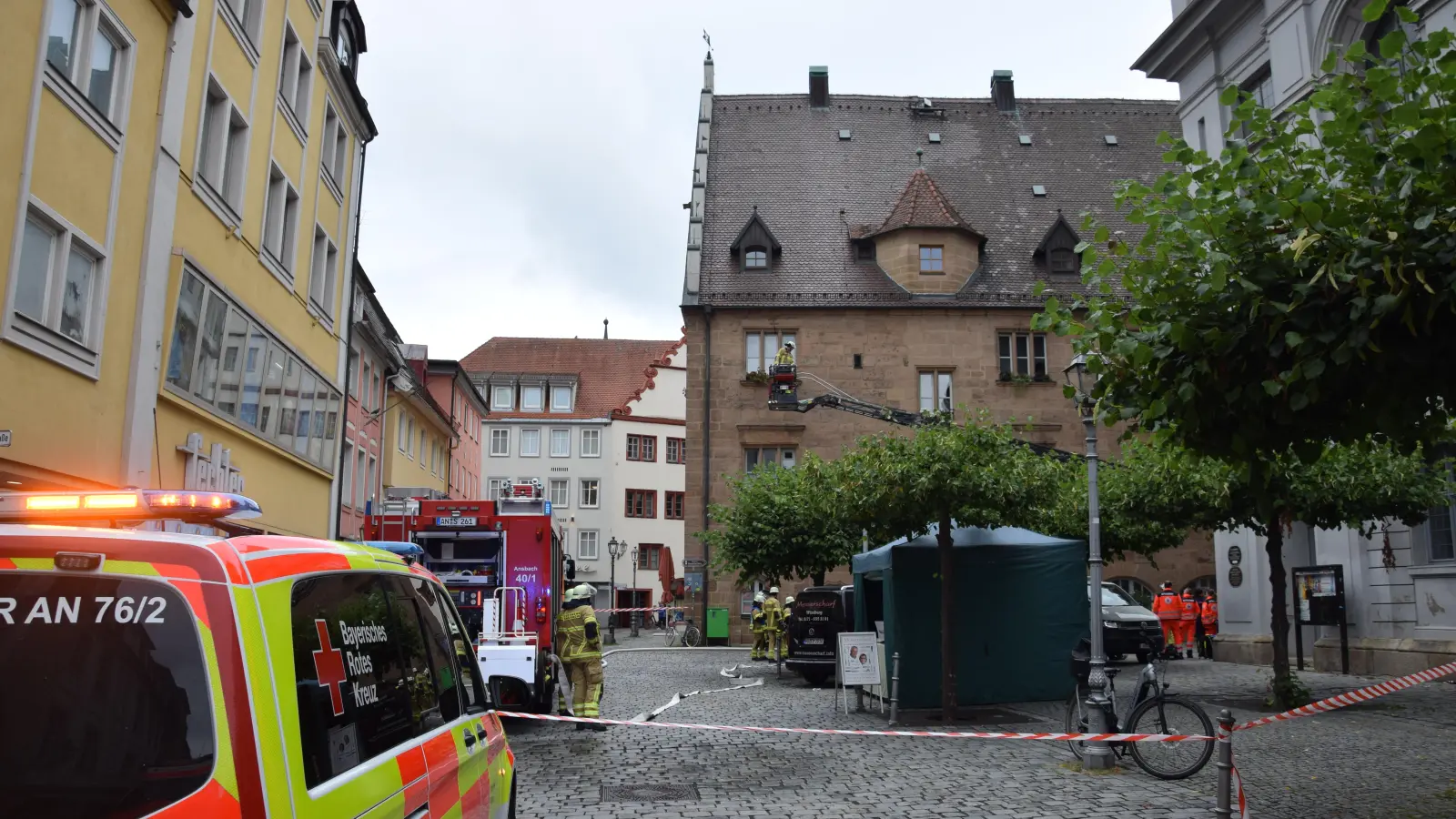 Im Korb der Drehleiter wurden die Feuerwehrleute zu den oberen Stockwerken gehievt. (Foto: Florian Schwab)