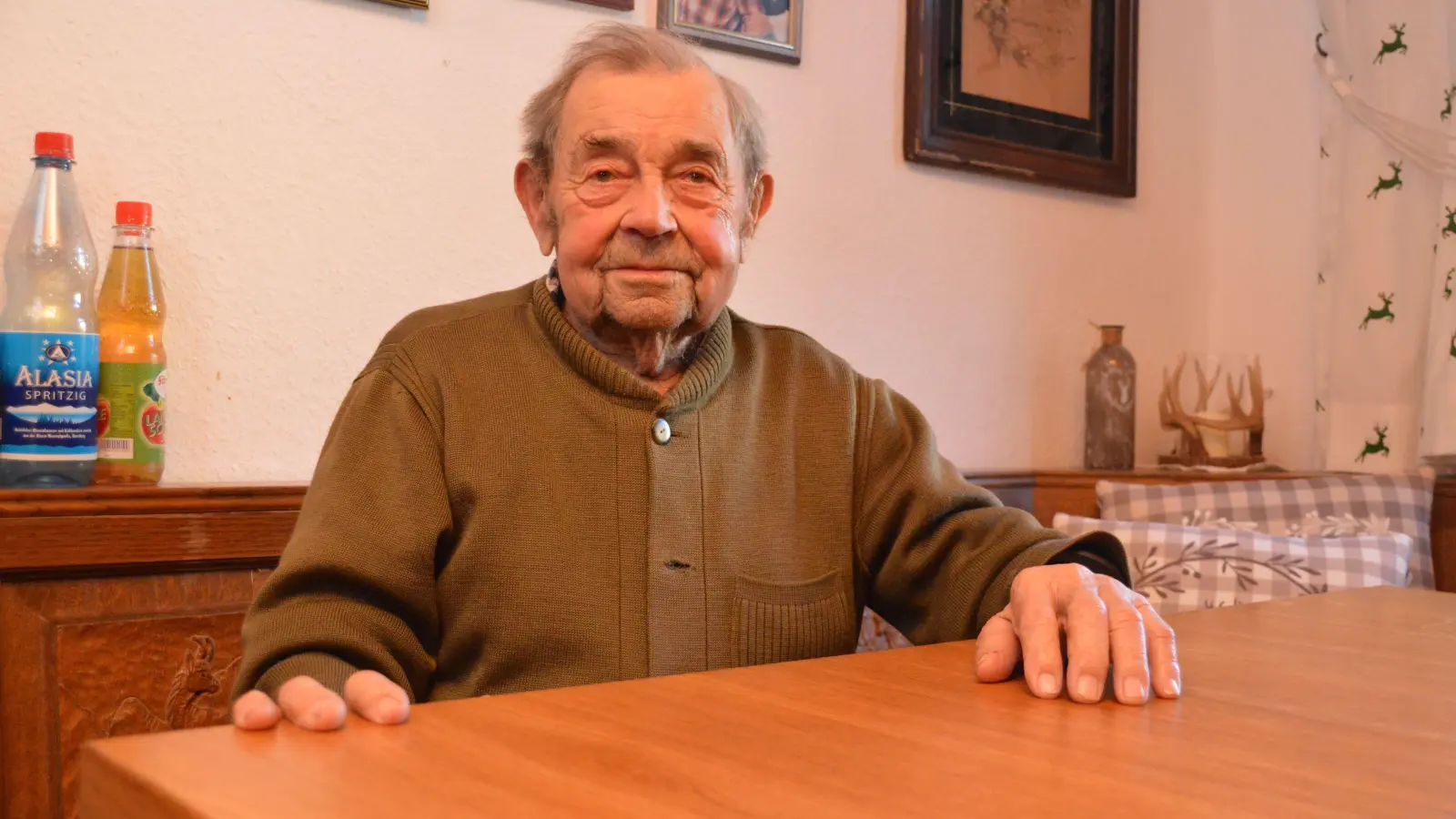 Dem Wallmersbacher Oskar Schmidt (98) sind seine Kriegserinnerungen noch sehr präsent. Er sorgt sich um die Zukunft der Jugend und sieht Parallelen zur Zeit vor 100 Jahren. (Foto: Johannes Zimmermann)