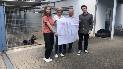 Präsentierten vor dem bisherigen Hundehaus die Pläne für den Neubau (von links): Sophia Daimer, Professorin Yvonne Leipnitz-Ponto, Tierheim-Chef Günter Pfisterer und Tobias Wartenberg. (Foto: Florian Pöhlmann)