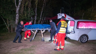 Einsatzkräfte bergen am Fluss Ilmenau eine Leiche.  (Foto: News5 / René Schröder/NEWS5/dpa)