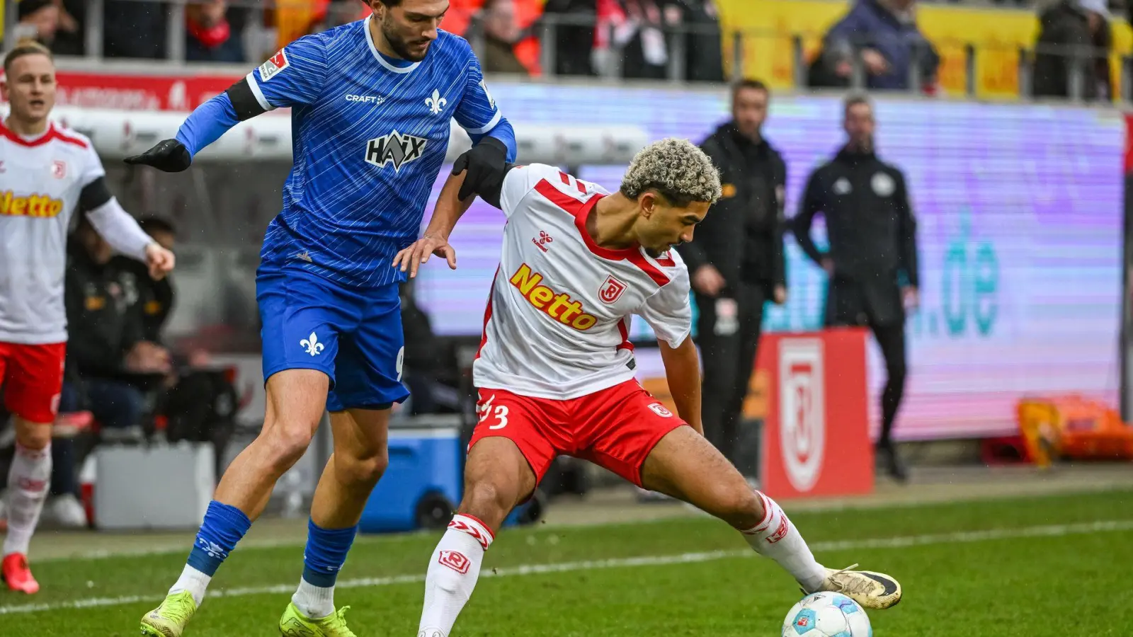 Bryan Hein, hier im Einsatz gegen Darmstadt im Dezember, erzielte das Siegtor für den Jahn. (Foto: Armin Weigel/dpa)