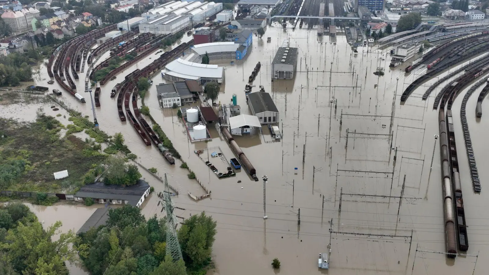 So sieht es im benachbarten Tschechien aus - Bayern bietet deshalb Hilfe an. (Foto: Sznapka Petr/CTK/dpa)