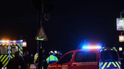 Polizeibeamte und Rettungskräfte sperren eine Straße ab, nachdem ein Mann hier Menschen attakiert hat. (Foto: Philippe Lopez/AFP/dpa)