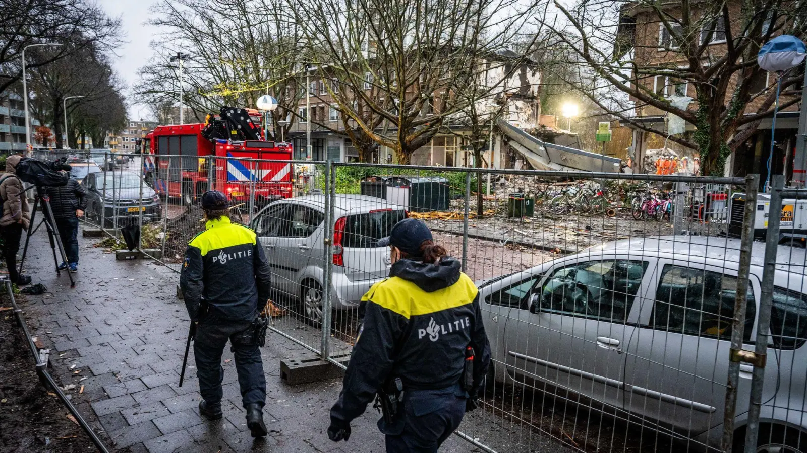 Die Bergungsarbeiten am Ort der Katastrophe in Den Haag gehen weiter. (Foto: Josh Walet/ANP/dpa)