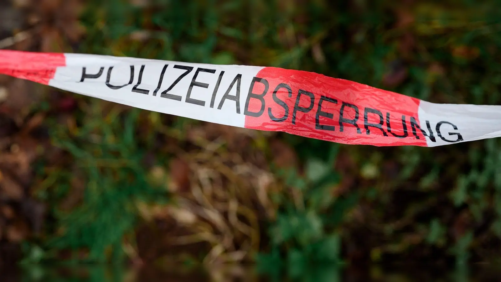 Ein Absperrband der Polizei. (Foto: Daniel Vogl/dpa/Symbolbild)