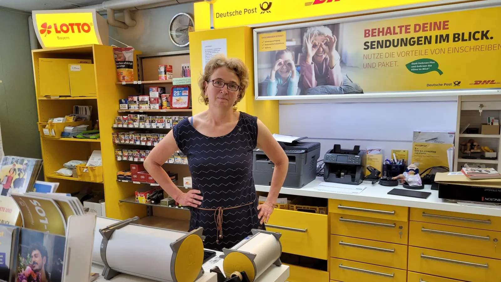 Sandra Muth bedauert es sehr, dass sie in ihrem Geschäft in Bad Windsheim bald keinen SB-Terminal und keinen Geldautomaten mehr anbieten kann. (Foto: Nina Daebel)