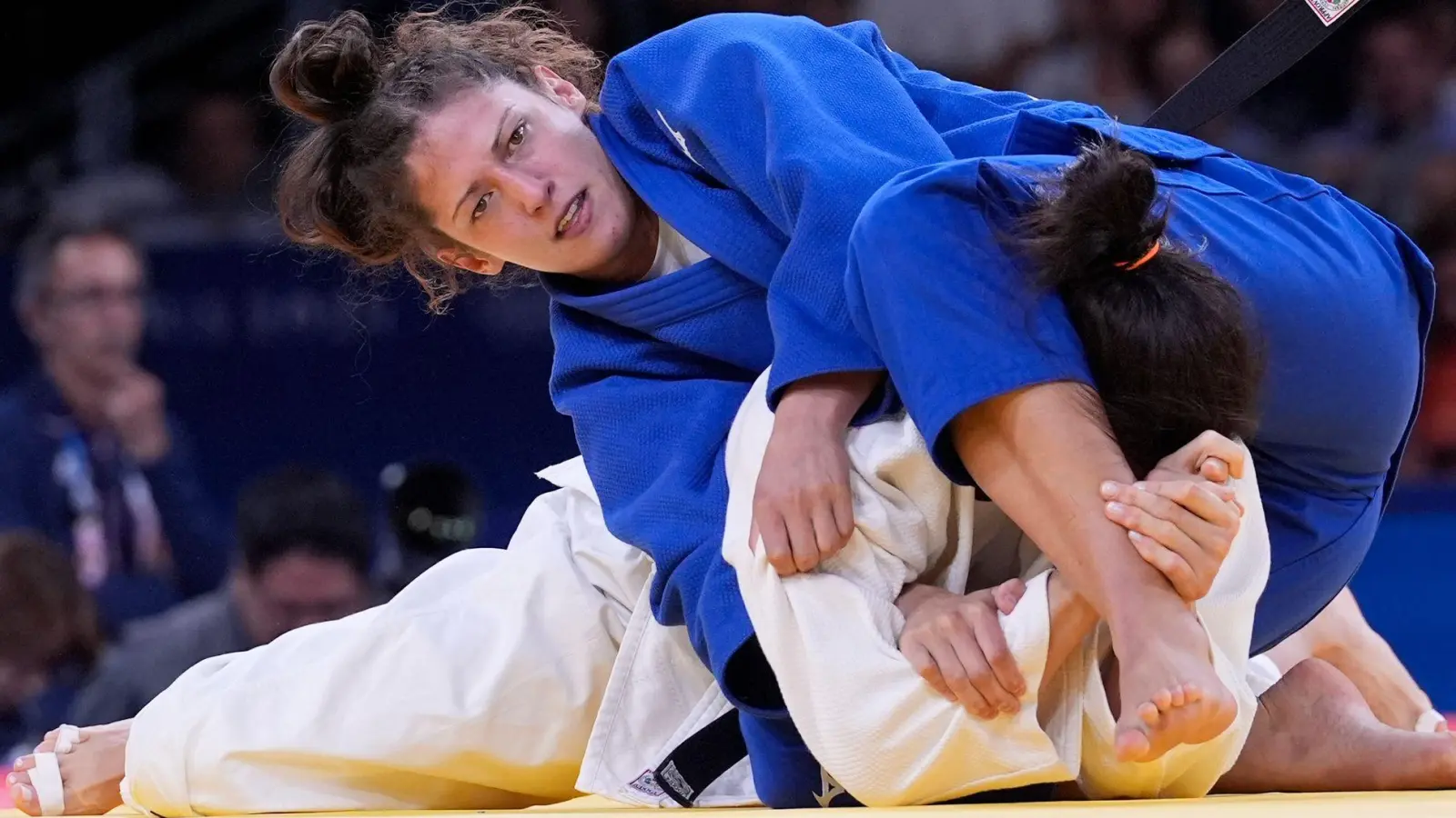 Miriam Butkereit (oben) holt in Paris die erste Medaille für das deutsche Judo-Team. (Foto: Eugene Hoshiko/AP/dpa)