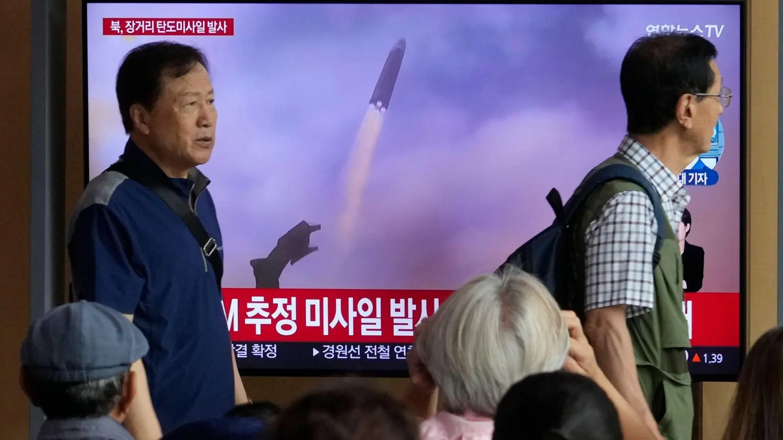 Ein Fernsehbildschirm im Bahnhof Seoul zeigt ein Bild des nordkoreanischen Raketenstarts während einer Nachrichtensendung. (Foto: Ahn Young-joon/AP/dpa)