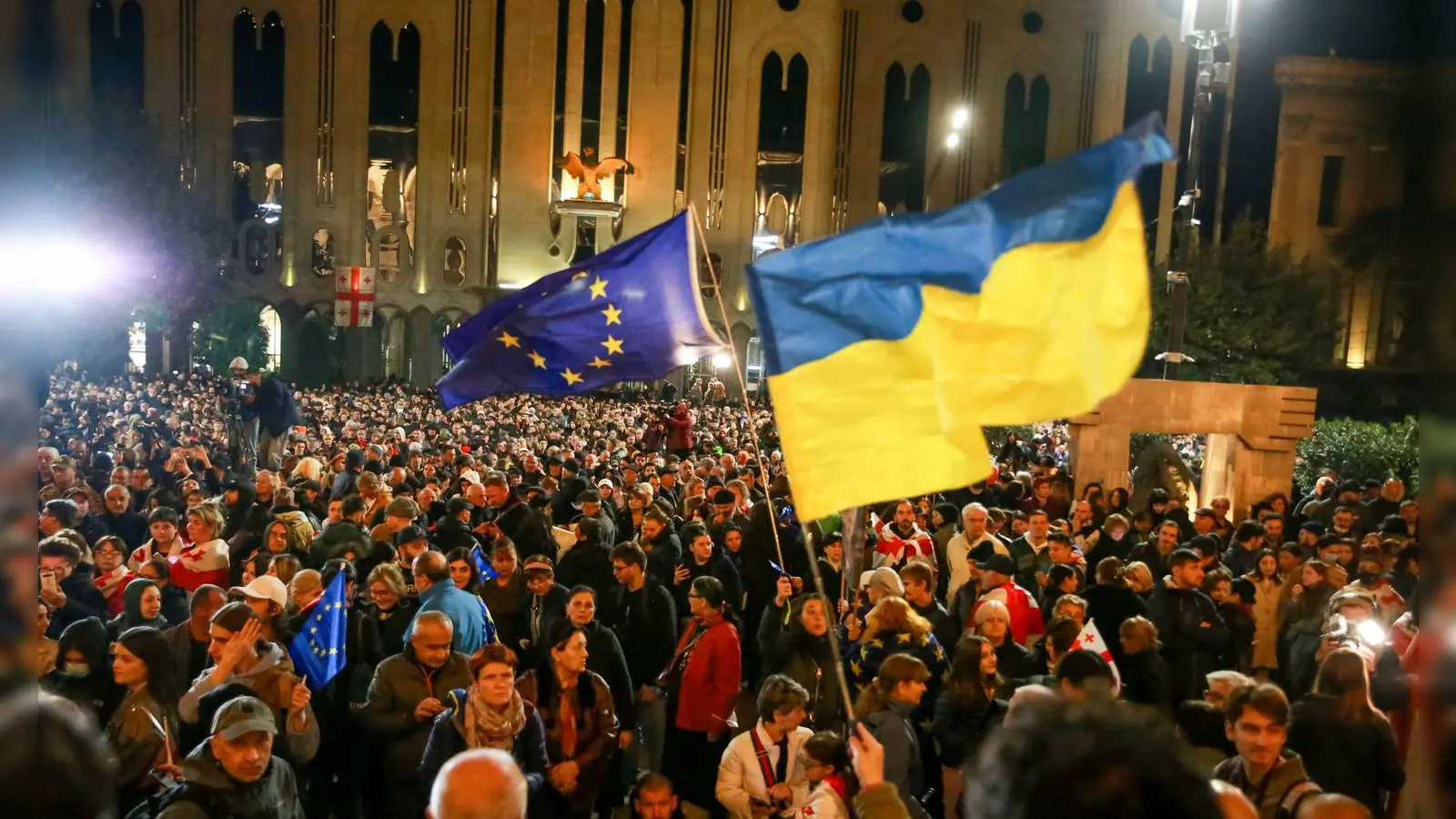 Zu Tausenden protestieren Anhänger der proeuropäischen Opposition in Georgien gegen das offiziell verkündete Ergebnis nach der Parlamentswahl. (Foto: Zurab Tsertsvadze/AP/dpa)