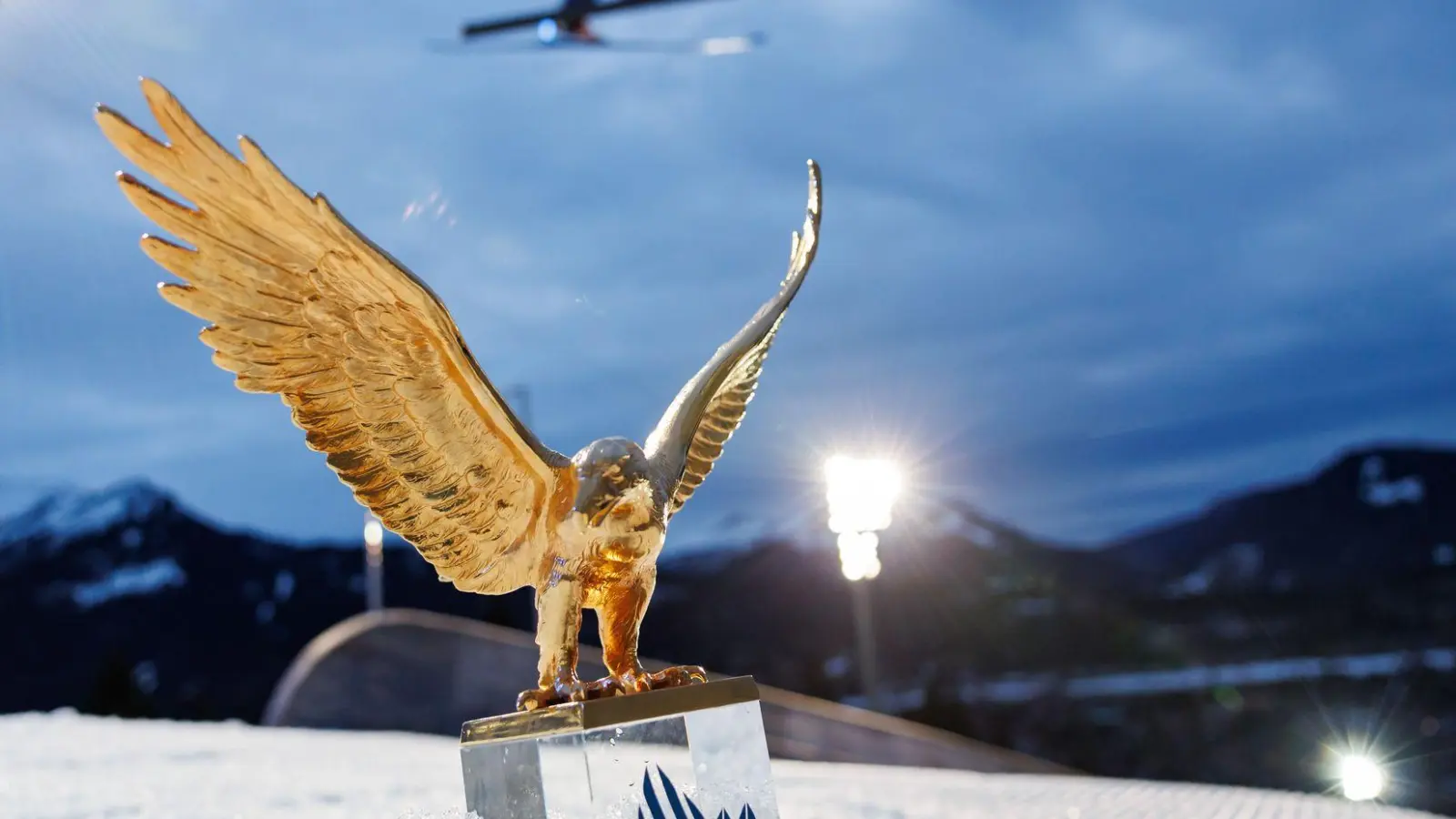 Das Objekt der Begierde: Der goldene Adler für den Tournee-Champion. (Foto: Daniel Karmann/dpa)