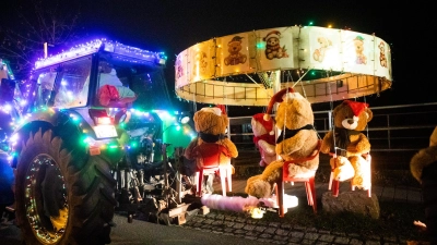 Blinkende Weihnachtsboten, ratternde Motoren und adventliche Freude: Der Lichterzug durch Neustadts Gassen sorgt bei Jung und Alt wieder für leuchtende Gesichter. (Foto: Evi Lemberger)