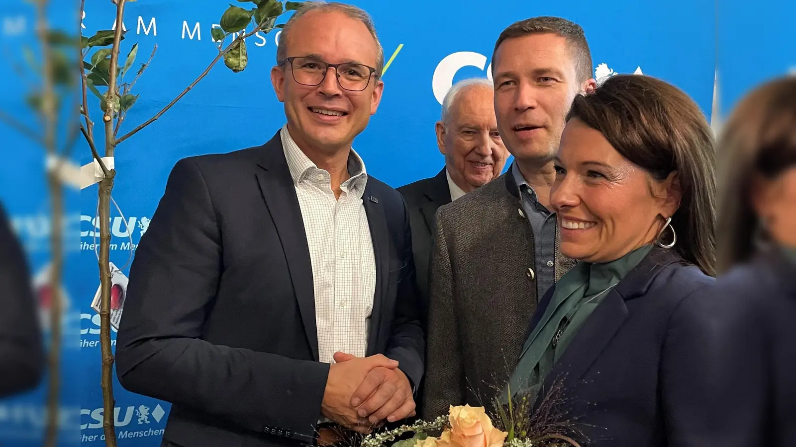 Tobias Winkler (links) mit Ehefrau Jennifer. Im Hintergrund der ehemalige Vizepräsident des Europäischen Parlaments Dr. Ingo Friedrich sowie Fürths Altlandrat Matthias Dießl (Zweiter von rechts). (Foto: Nadine Kämmerer)