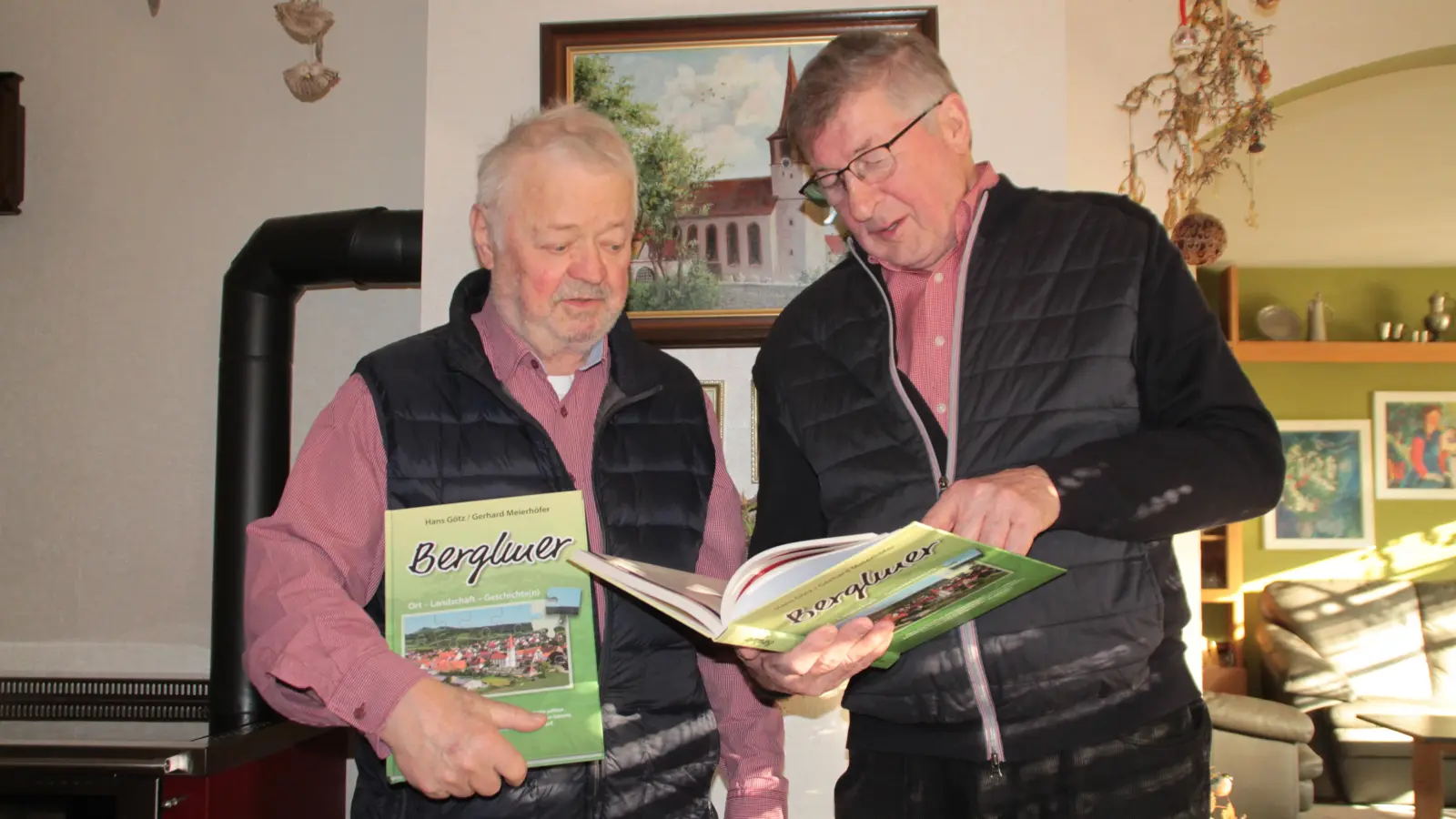 Halten ihr gemeinsames Werk in den Händen: Gerhard Meierhöfer (links) und Hans Götz. (Foto: Hans-Bernd Glanz)