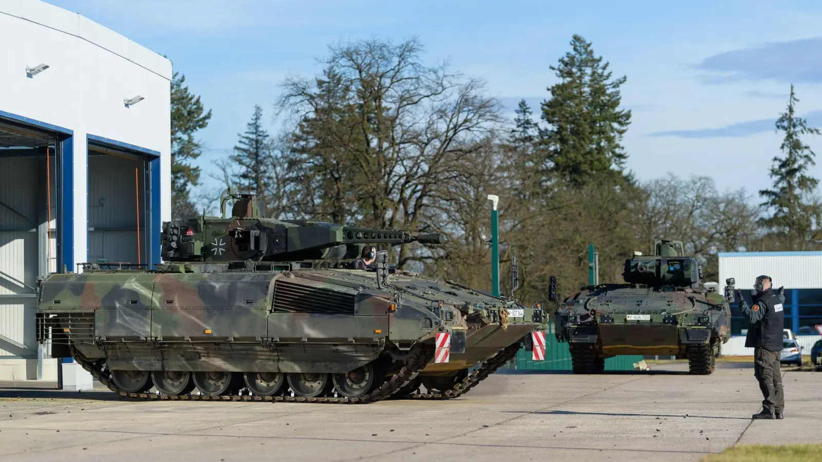 Ein Schützenpanzer der Bundeswehr vom Typ Puma auf dem Kasernengelände in Munster. (Foto: Philipp Schulze/dpa)