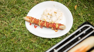 Erst wird die Wurst gegessen - und dann? Pappteller werden oft falsch entsorgt. (Foto: Christin Klose/dpa-tmn)