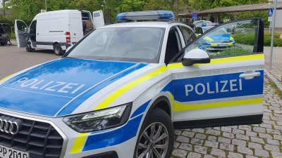 Die Polizei war im Kurpark Bad Windsheim mit einem Großaufgebot vor Ort, nachdem dort Knallgeräusche gehört wurden. Die Ermittlungen führten zu einem Mann und einem Jugendlichen. (Foto: Anna Franck)