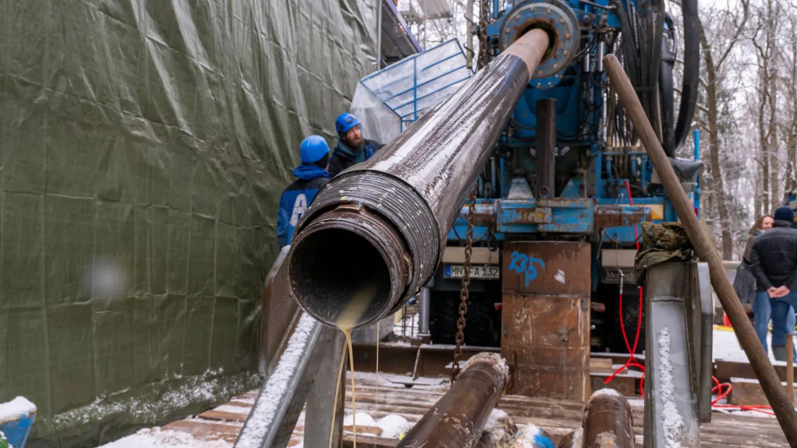 Mindestens 140 Meter tief muss der Brunnen werden. (Foto: Peter Kneffel/dpa)