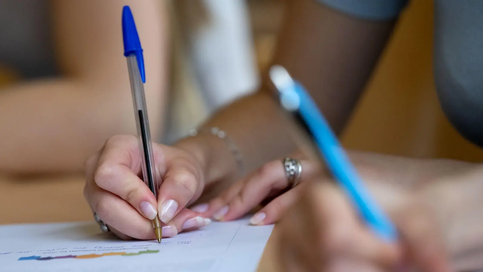 Brauchen Bayerns Schüler mehr politische Bildung? Die Grünen im Landtag fordern deutlich mehr Angebote für alle Schularten. (Archivbild) (Foto: Sven Hoppe/dpa)