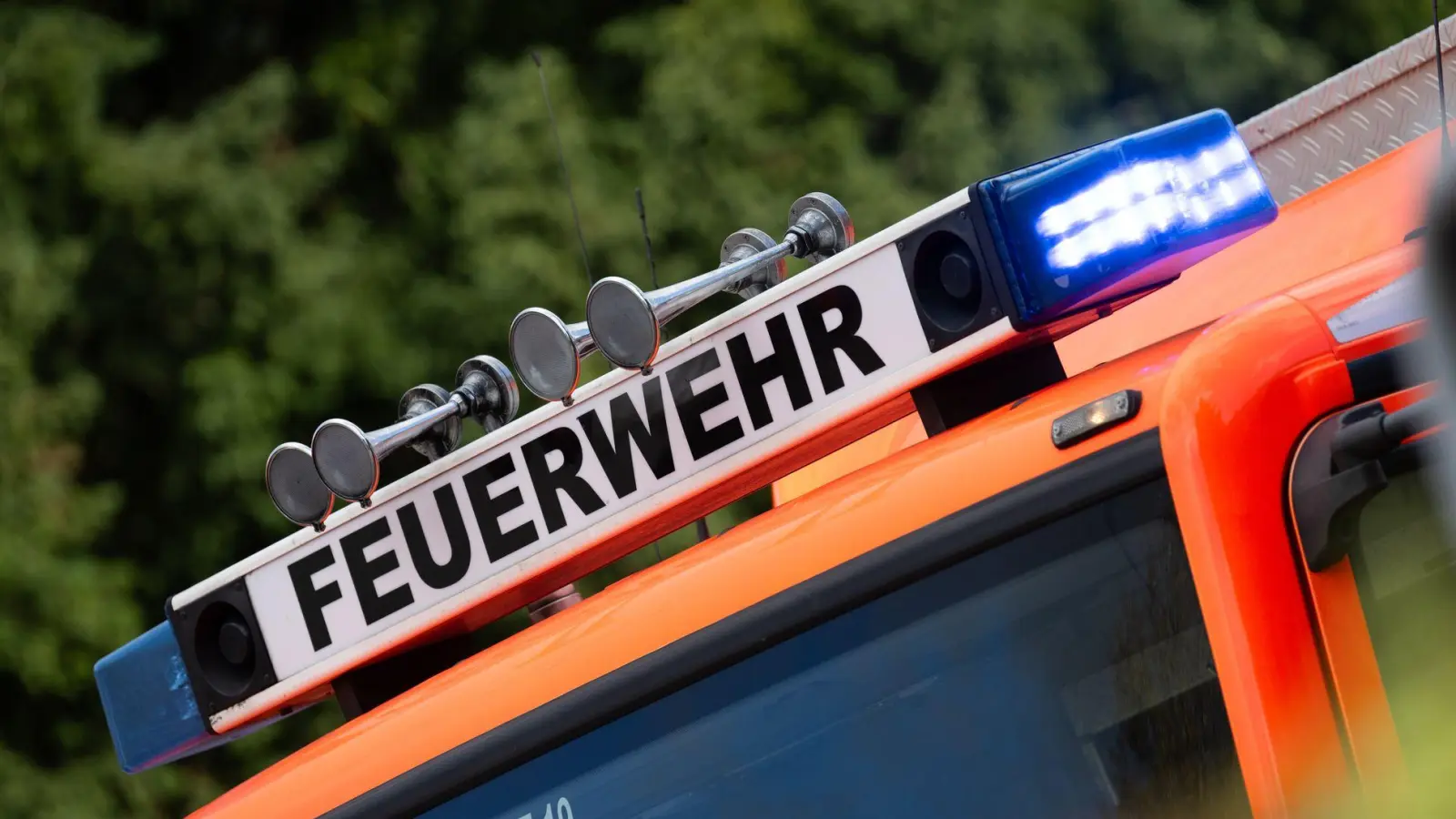 Feuerwehrleute versuchen, einen Ölfilm einzudämmen. (Symbolbild) (Foto: Marijan Murat/dpa)