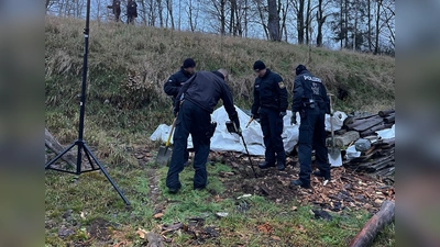 Mit Detektoren waren die Einsatzkräfte auf einem Anwesen in Münchberg unterwegs. Es bestand der Verdacht, dass dort Waffen und Munition gelagert wurden.  (Foto: -/Bayerisches Landeskriminalamt/dpa)