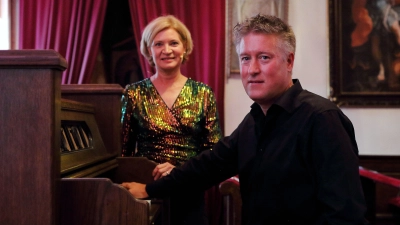 Mit Liszt-Stücken in der Schlosskapelle: Susanne Sperrhake (Rezitation) und Lars David Kellner am Harmonium. (Foto: Thomas Wirth)