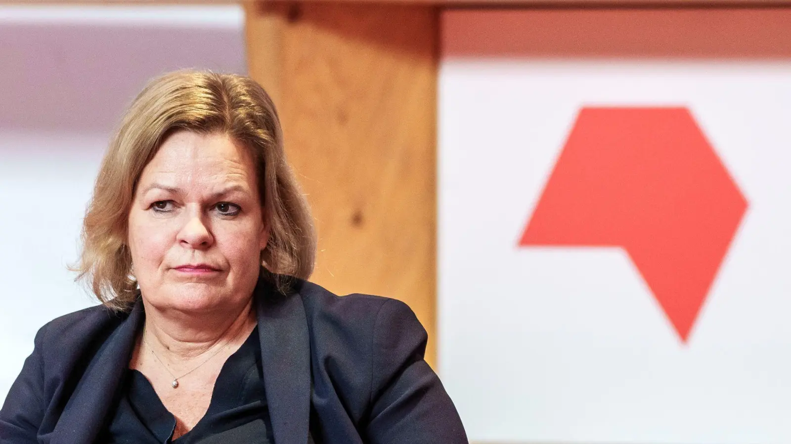 Bundesinnenministerin Nancy Faeser (SPD) plädiert für harte Strafen, verpflichtende Anti-Gewalt-Trainings und die elektronische Fußfessel, um Frauen besser vor Gewalt zu schützen. (Archivfoto) (Foto: Andreas Arnold/dpa)