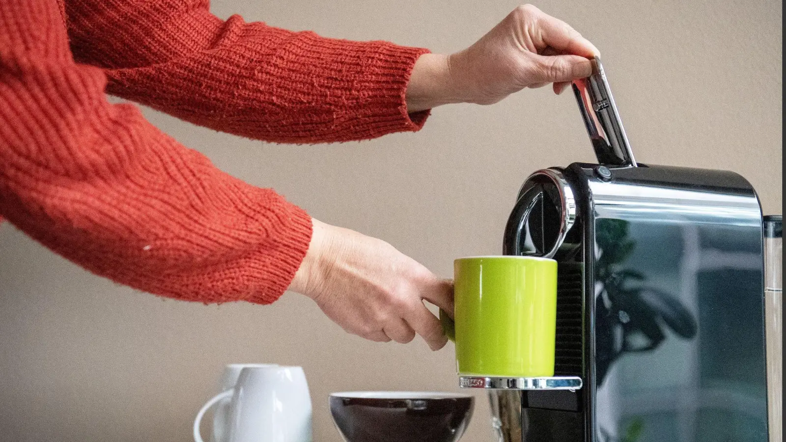 Schluss mit Kaffee im Büro? Will der Arbeitgeber, dass bestimmte Elektrogeräte aus Energiespargründen aus bleiben, müssen Beschäftigte das akzeptieren. (Foto: Bernd Diekjobst/dpa-tmn)