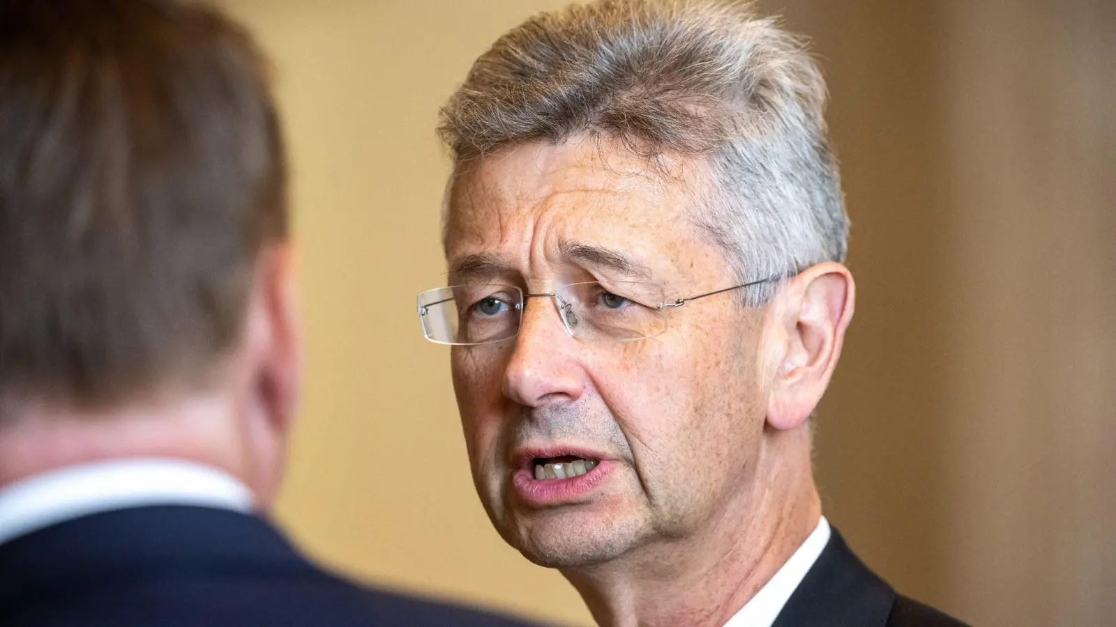 Kultusminister Michael Piazolo (Freie Wähler) will heute über aktuelle Entwicklungen zum neuen Schuljahr informieren. (Foto: Peter Kneffel/dpa/Archivbild)