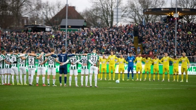 Auch vor dem Zweitligaspiel in Münster gab es eine Gedenkminute. (Foto: Bernd Thissen/dpa)