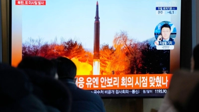Während einer Nachrichtensendung im Bahnhof von Seoul schauen Menschen auf einen Fernseher, der einen nordkoreanischen Raketenstart zeigt. (Archivbild) (Foto: Ahn Young-Joon/AP/dpa)