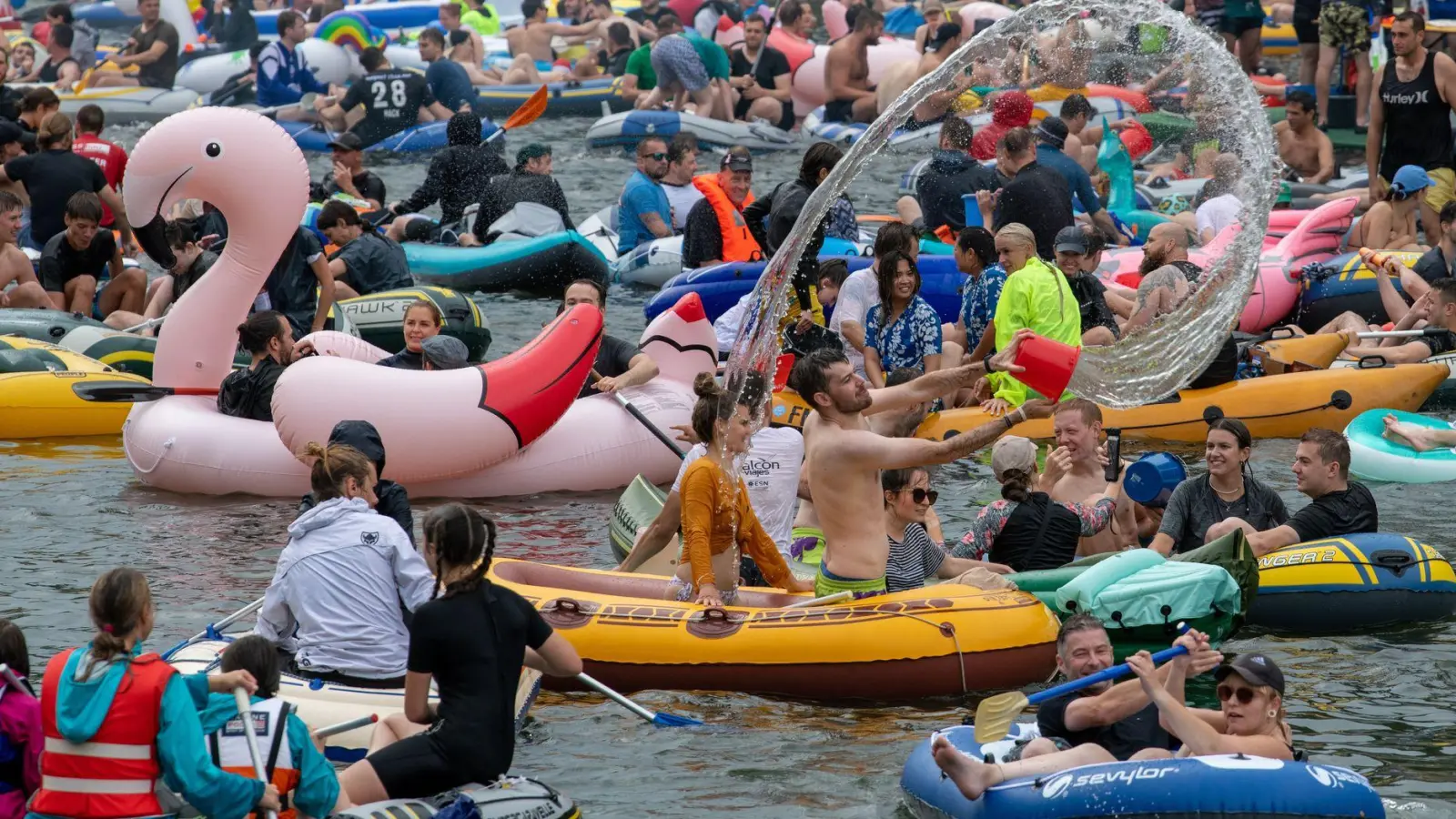 Tausende Menschen schwimmen am Schwörmontag traditionell auf Booten, Flößen und Gummitieren  die Donau hinab. (Archivbild) (Foto: Stefan Puchner/dpa)