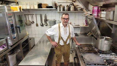 Elmar Röder in seinem Reich: der Küche. Hier muss alles gut durchorganisiert sein. (Foto: Nina Daebel)