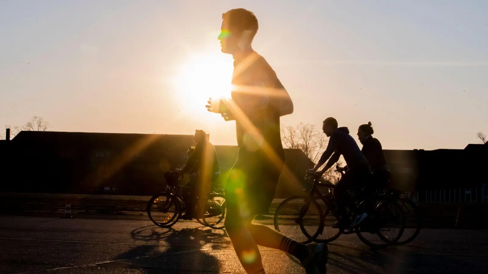 Spaß an der Bewegung: Damit Fußgänger und Radler gesund und sicher unterwegs sind, erfordert es umsichtiges Verhalten von allen Seiten. (Foto: Christoph Soeder/dpa/dpa-tmn)