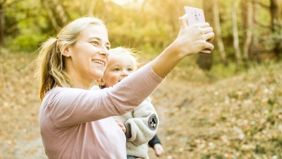 Viele Eltern teilen unbeschwerte Momente mit ihren Kindern im Chat oder posten die Fotos online. Viele dieser Bilder sollten aber besser nicht einfach so geteilt werden. (Foto: Benjamin Nolte/dpa-tmn)